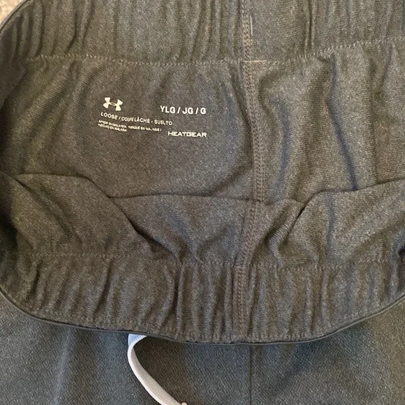 Under Armour Youth L (YLG) grey short - Picture 2 of 3